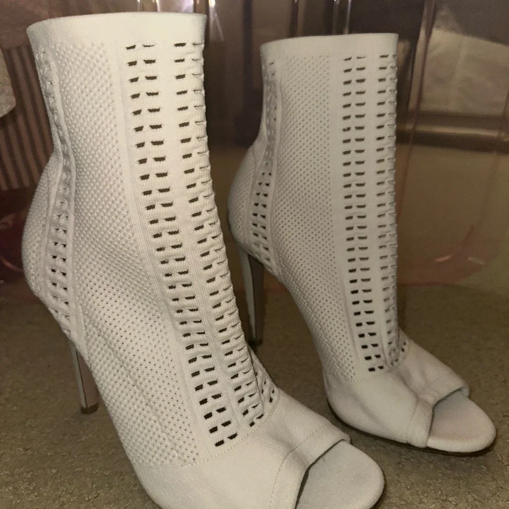 GIANVITO ROSSI Elegant SNOW White Peep-Toe Ankle Boots Sz 8 - Picture 2 of 3